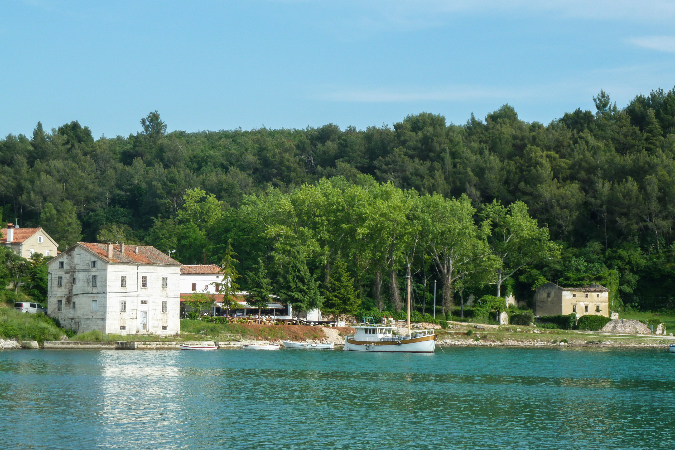 Restaurant am Ufer des Limski Kanals
